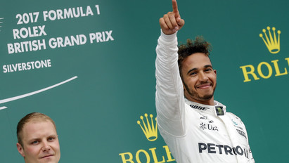 Forma-1: Lewis Hamilton hazai pályán diadalmaskodott, drámai utolsó körök a Ferrarinál