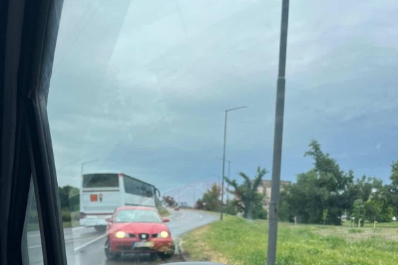 (FOTO) ŠTA JE SA LJUDIMA?! Vozio u kontrasmeru na mostu u Novom Sadu, vozači u neverici