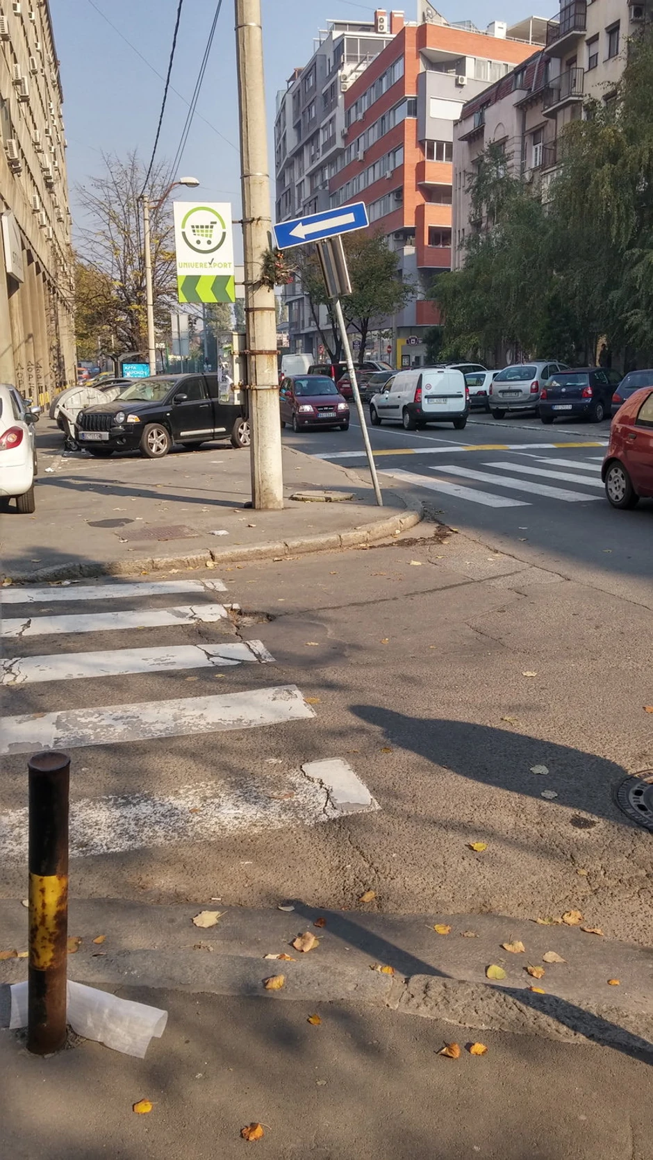 Blago nakrivljeni znak u Ulici Žorža Klemensoa