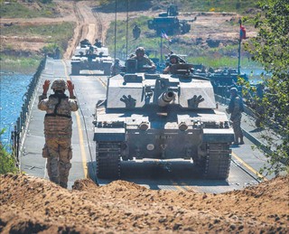 Nadchodzi traktat z Wielką Brytanią. W tle majaczy broń jądrowa
