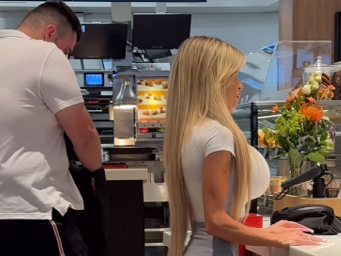 Devojka ušetala u restoran i začudila sve izgledom, neskladom između grudi i ostatka tela