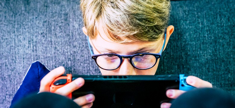 Jak nauczyć dziecko mądrego korzystania ze smartfonów oraz mediów społecznościowych