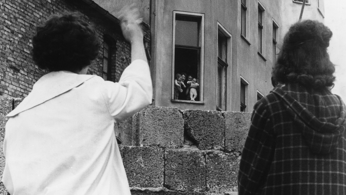 Przez 18 dni, na przełomie grudnia 1963 i stycznia 1964 r., mieszkańcom Berlina Zachodniego wolno było odwiedzić Wschód, by spędzić święta z krewnymi – mimo że berlińczycy ze wschodniej części nadal nie mogli przekroczyć muru dzielącego miasto. Owa krótkoterminowa umowa wizowa miała ogromne znaczenie dla mieszkańców Berlina Zachodniego i Wschodniego, którzy spotkali się z bliskimi po 28 miesiącach rozłąki.