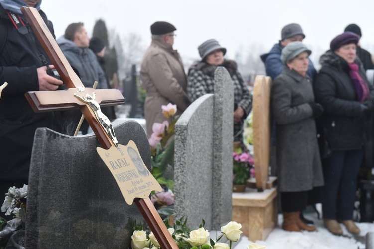 Mieszkańcy miasta na cmentarzu