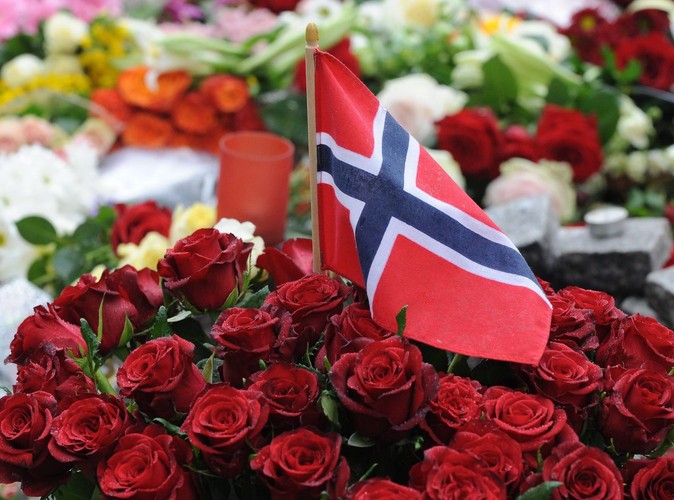 Hołd dla ofiar masakry w Norwegii