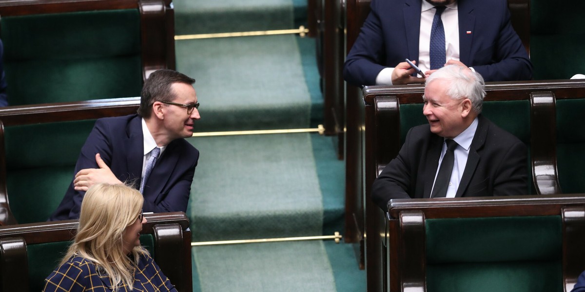 Premier Mateusz Morawiecki i prezes Jarosław Kaczyński zapowiedzieli w sobotę podwyżkę progu podatkowego do 120 tys. zł. To oznacza spore podwyżki dla osób zarabiających do 10 tys. zł brutto.