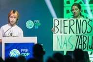 Aktywistka z wrocławskiej grupy lokalnej Młodzieżowego Strajku Klimatycznego Weronika Witek podczas konferencji klimatycznej PRECOP 28 w Międzynarodowym Cenrum Kongresowym w Katowicach.