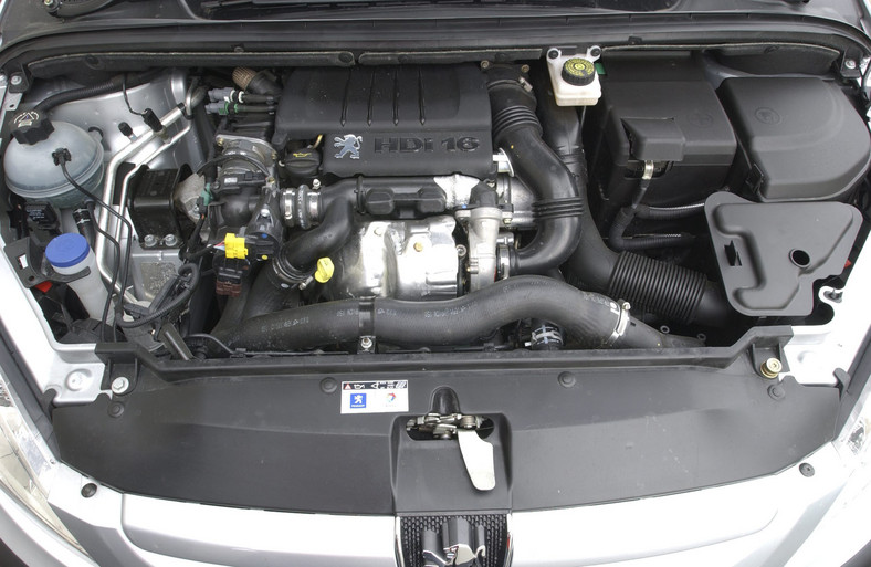 Diesel o pojemności 1,6 litra to udany i popularny napęd, który znajdziecie w wielu samochodach. Ma tanie części i całkiem dobrą trwałość. 