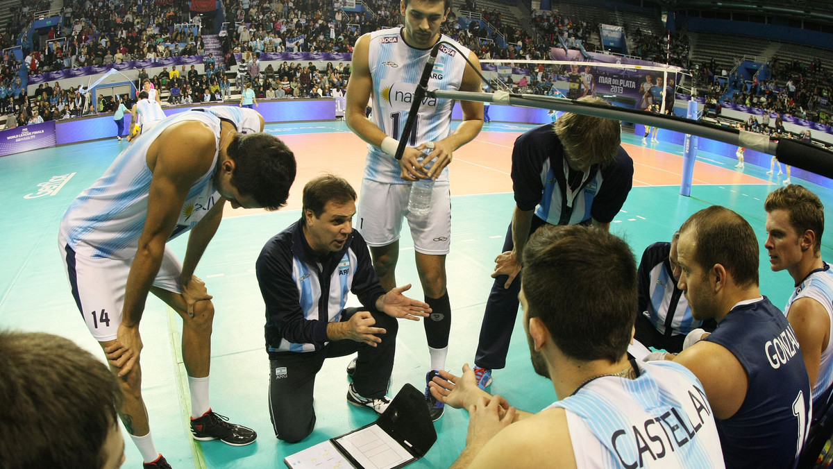 Javier Weber został zwolniony ze stanowiska selekcjonera reprezentacji Argentyny - poinformowała argentyńska federacja (FeVA). Wciąż nie jest znane nazwisko następcy Webera, który poprowadzi Albicelestes podczas MŚ siatkarzy w Polsce.