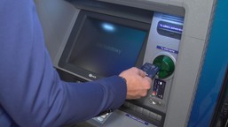 wpłacasz pieniądze na konto? o tym musisz pamiętać. wpłacenie dużej sumy pieniędzy może zwrócić uwagę banku, a nawet zainteresować urząd skarbowy