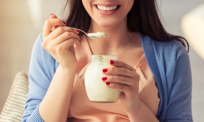 A hideg étel, mint a joghurt jó választás torokfájás esetén? Az orvos válaszol