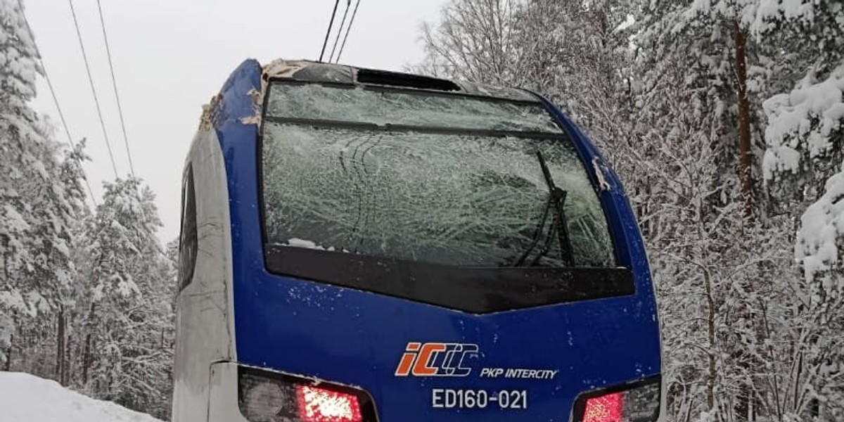 Dramat pasażerów w śniegu. Pociąg stanął przy lesie. Ruch wstrzymany do północy.