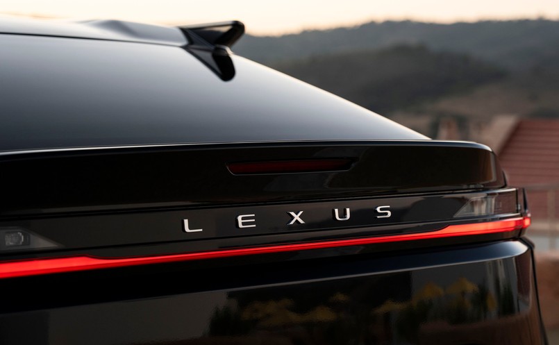 Nowy Lexus RZ 550e F SPORT