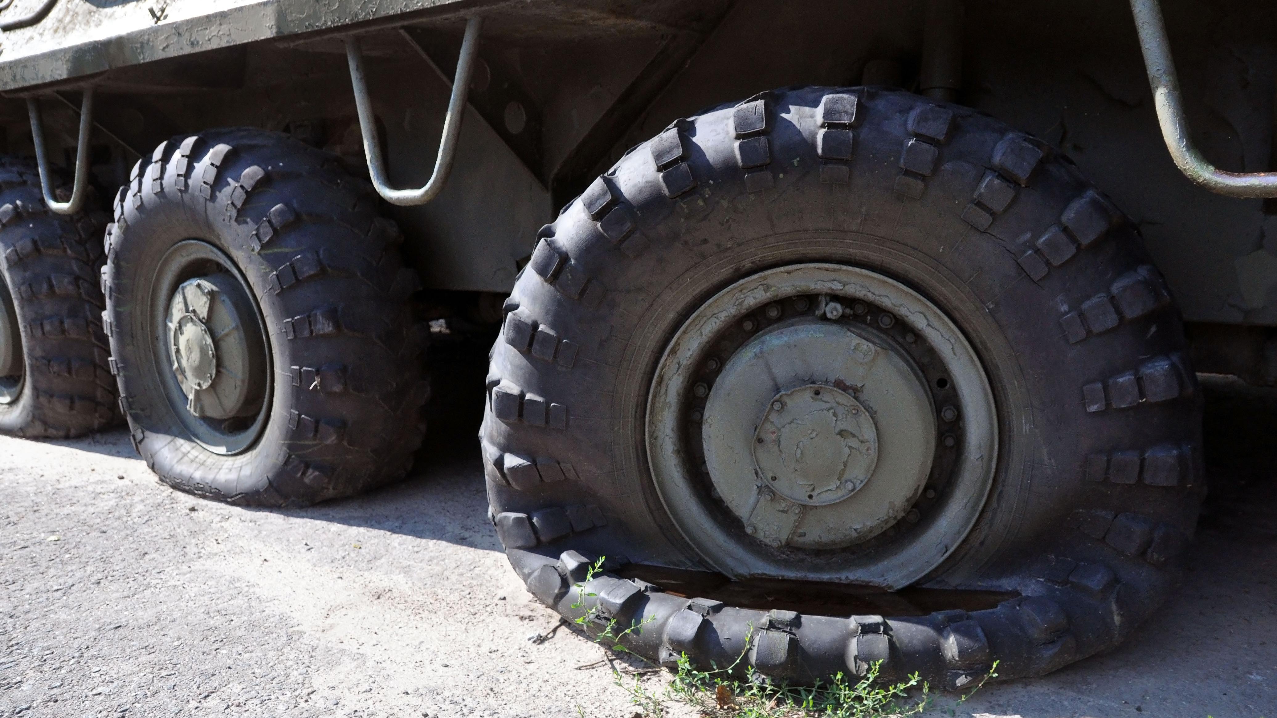 Ukraina: pojazdy rosyjskich wojsk są unieruchamiane przez błoto oraz stare,  kiepskie opony