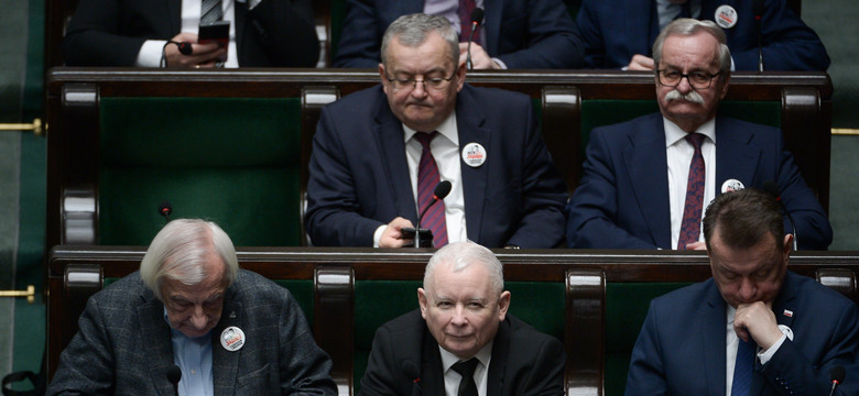 "PiS nie ma się z kim łączyć". Czy partia Kaczyńskiego straci władzę w większości województw?