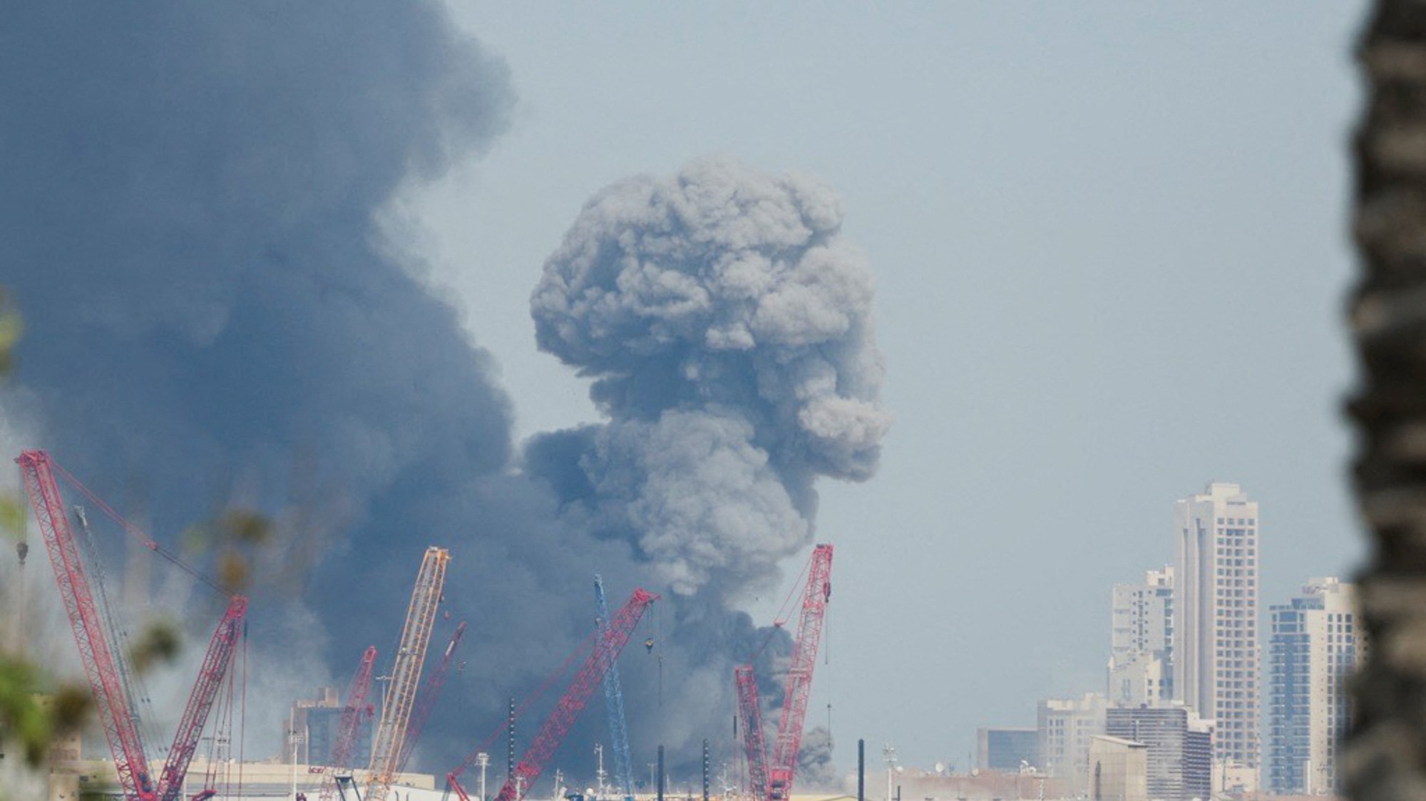 Dym stúpa po útoku na námornú základňu v hlavnom meste Bahrajnu Manáma, 28. februára 2026