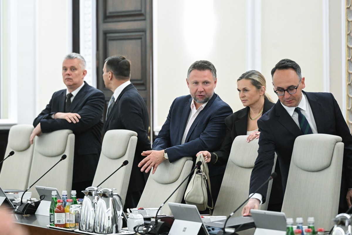 Pojawiają się informację, że w ramach rekonstrukcji rządu stanowiska może stracić część wiceministrów, mówi się też o zmianach w liczbie resortów. Ma być ich mniej