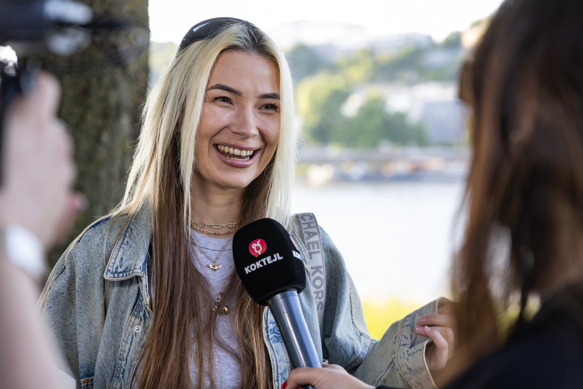 Speváčka Ronie na krste knihy Celeste Buckingham.