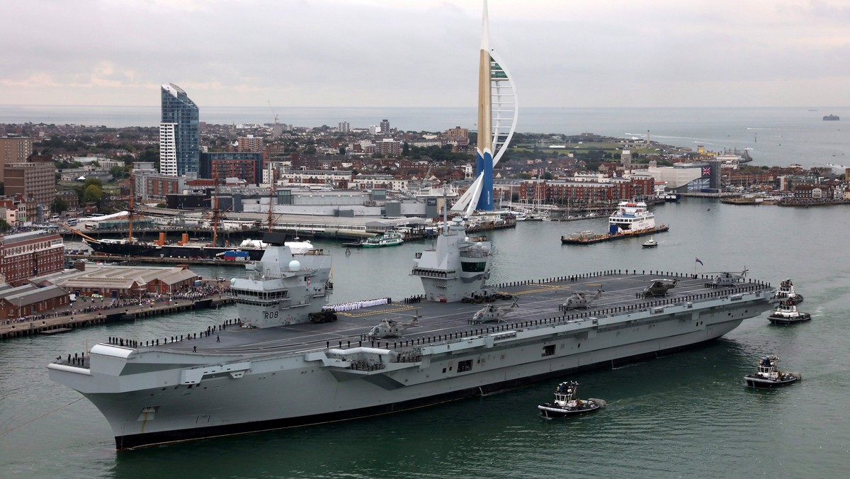 Nowy brytyjski lotniskowiec HMS Queen Elisabeth zawinął po raz pierwszy do swej stałej bazy w Portsmouth na południowym wybrzeżu Anglii, kończąc w ten sposób wstępny etap prób morskich.