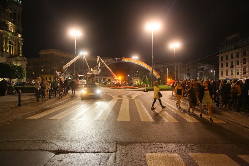 W nocy ze środy na czwartek rozebrano tęczę na pl. Zbawiciela