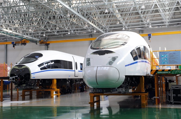 <b>Na zdjęciu: </b>Dwa pociągi typu CRH-380B w hali produkcyjnej China CNR Corporation, producenta lokomotyw i taboru<br><br> fot. EPA / PETER Trebitsch WĘGRY OUT DOSTAWCA: PAP / EPA.