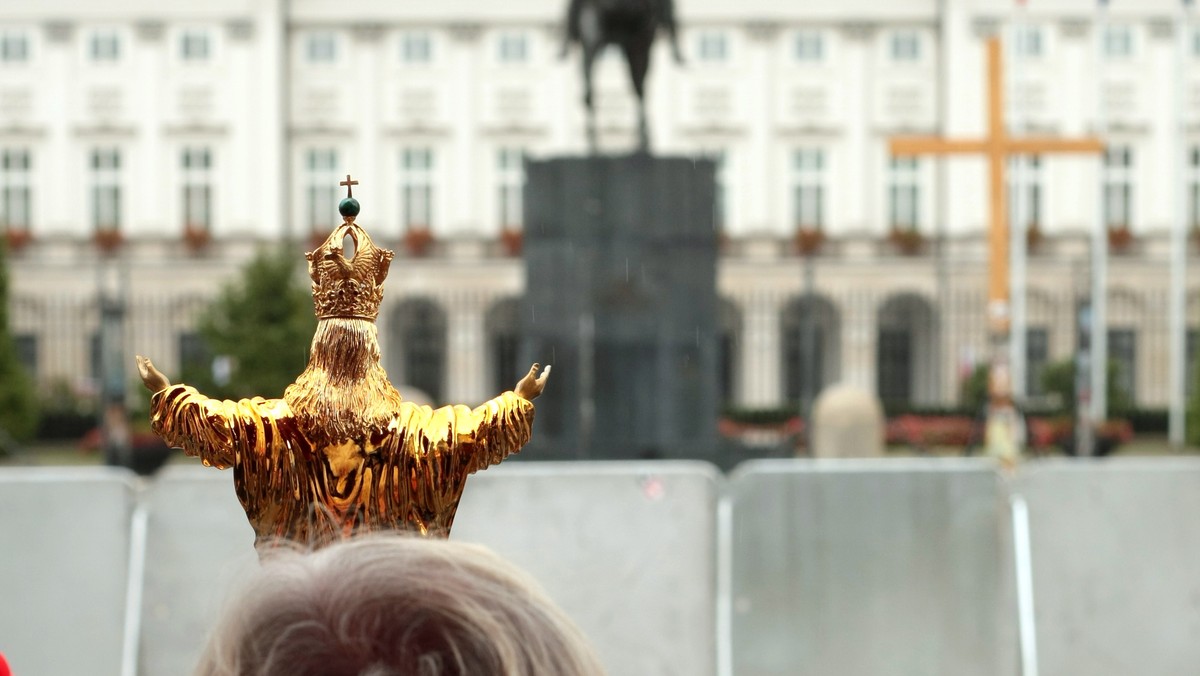 Bliscy 29 ofiar katastrofy z 10 kwietnia zwrócili się w liście otwartym do prezydentowej Anny Komorowskiej o pomoc w zorganizowaniu pielgrzymki do Smoleńska. Chcieliby, aby w pielgrzymce 10 października, pół roku po tragedii, uczestniczyły rodziny wszystkich ofiar. Zaproponowali także, że wezmą ze sobą krzyż sprzed Pałacu Prezydenckiego. Andrzej Melak, brat przewodniczącego Komitetu Katyńskiego Stefana Melaka, stwierdził, że jest to "dziki pomysł" i "kolejny wybieg władz".