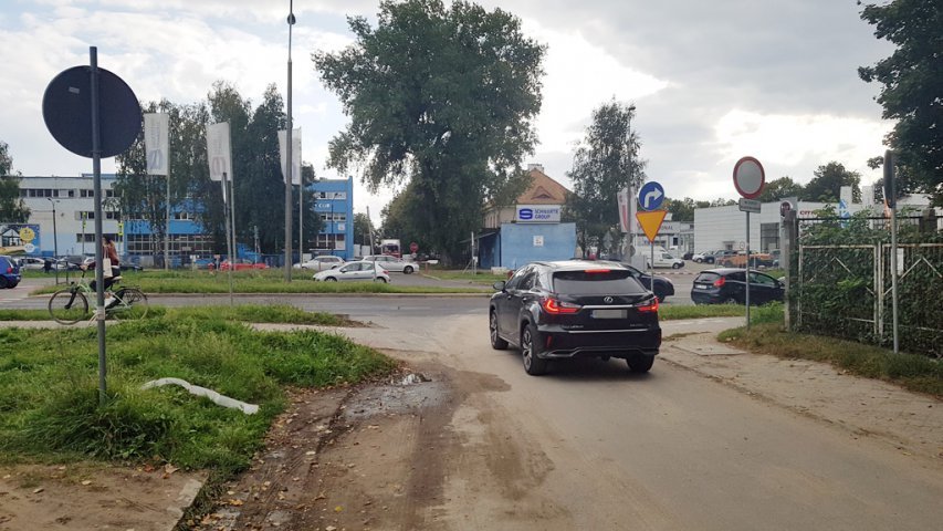 Zamknęli jedyny ‘’legalny’’ wyjazd z ulicy Kasprzaka w Niepodległości i zapomnieli zdjąć znaki zakazu wjazdu przy Obrońców Tobruku [ZDJĘCIA]