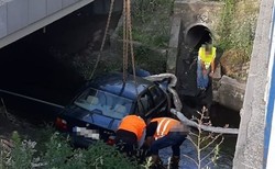 BMW z trzema mężczyznami wpadło do rzeki. Żaden nie miał prawa jazdy