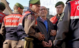 Hiszpania: Pisarz krytykujący Erdogana warunkowo zwolniony z aresztu. Został aresztowany na prośbę Turcji