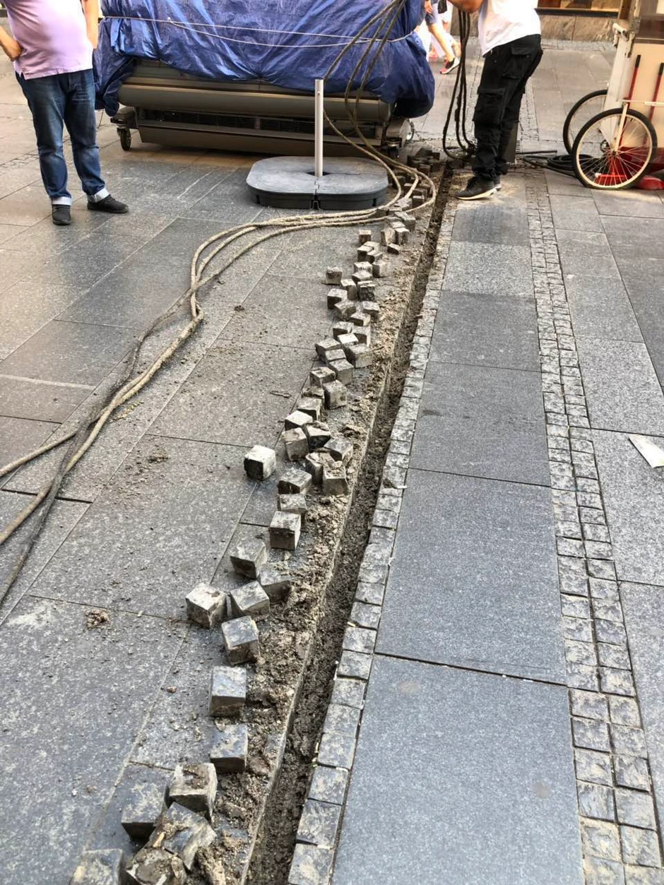 Kablovi ispod kocki u Knezu