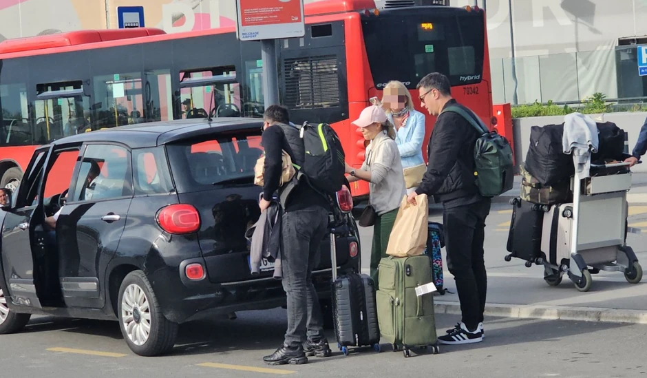 Andrija i Viktor ulaze u vozilo