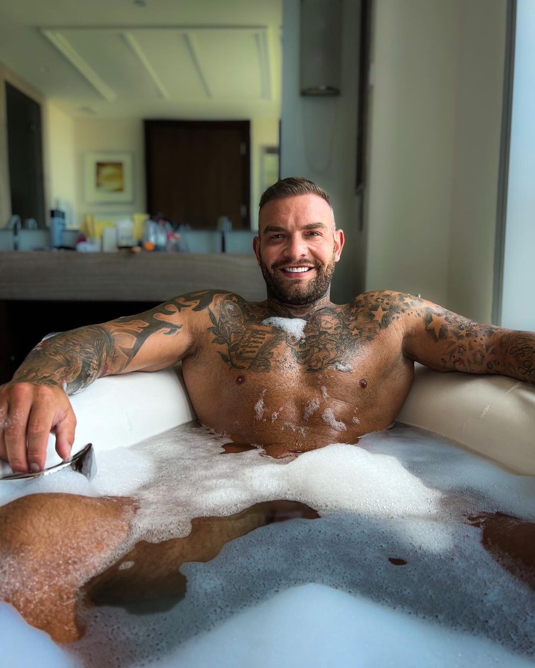 34-ročný pornoherec Andy Lee tvrdí, že má najväčší penis v celom Írsku.