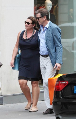 Pierce Brosnan i Keely Shaye Smith