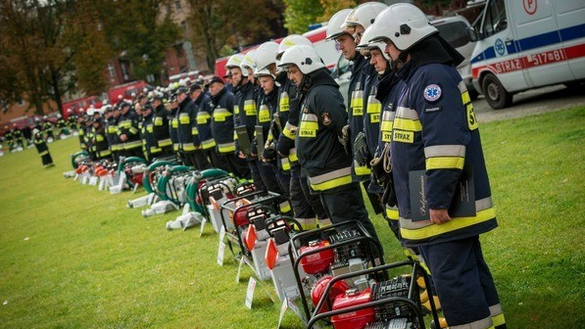 264 urządzenia i elementy wyposażenia, za łączną sumę 1,5 mln złotych, zostały przekazane przez Fundację Wielka Orkiestra Świątecznej Pomocy w darze dla 178 jednostek Ochotniczej Straży Pożarnej.