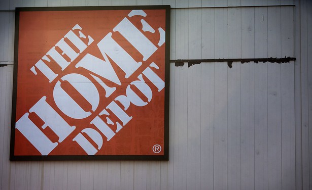 10. Home Depot - 10 miejsce w rankingu marek, które zyskały najwięcej na wartości w ubiegłym roku zajęła amerykańska sieć supermarketów budowlanych, mało znana polskim konsumentom. Jej wartość wzrosła w 2011 roku o 31 proc. - 12,9 mld USD. Oprócz produktów budowlanych Home Depot oferuje również wybrane usługi, np. wypożyczanie sprzętu budowlanego, prace remontowe i inne usługi związane z branżą budowlaną.