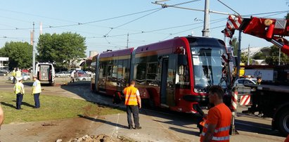 Tramwaj wbił się w słup. Pędził po mieście bez motorniczego!