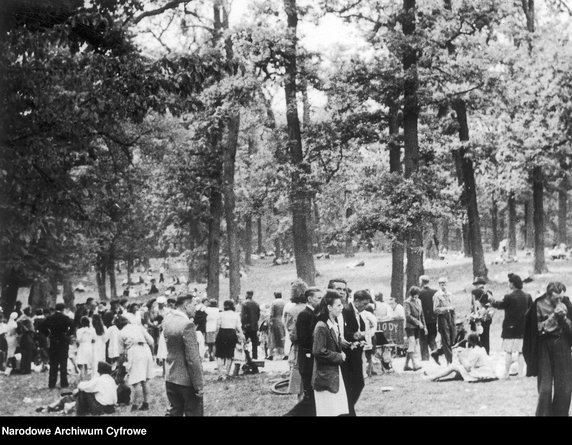 Zabawy ludowe na Bielanach w Warszawie - rok 1948 - zdjęcie pochodzi z archiwów Narodowego Archiwum Cyfrowego