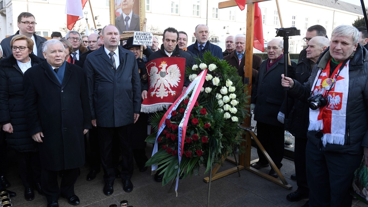 Prezes PiS Jarosław Kaczyński, marszałkowie Sejmu i Senatu oraz ministrowie i politycy PiS uczcili dziś pamięć ofiar katastrofy smoleńskiej. W 95. miesięcznicę katastrofy została odprawiona msza św. w intencji ofiar; złożono kwiaty przed Pałacem Prezydenckim.