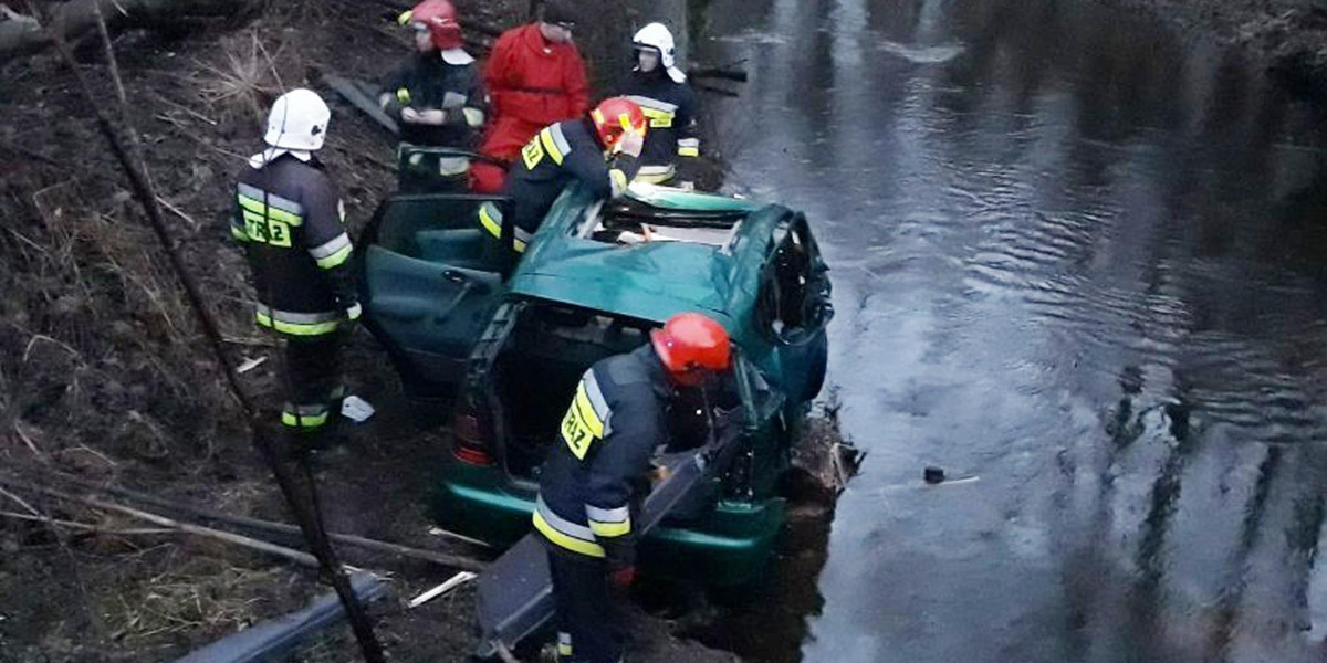 Auto wpadło do wody, w środku były cztery osoby