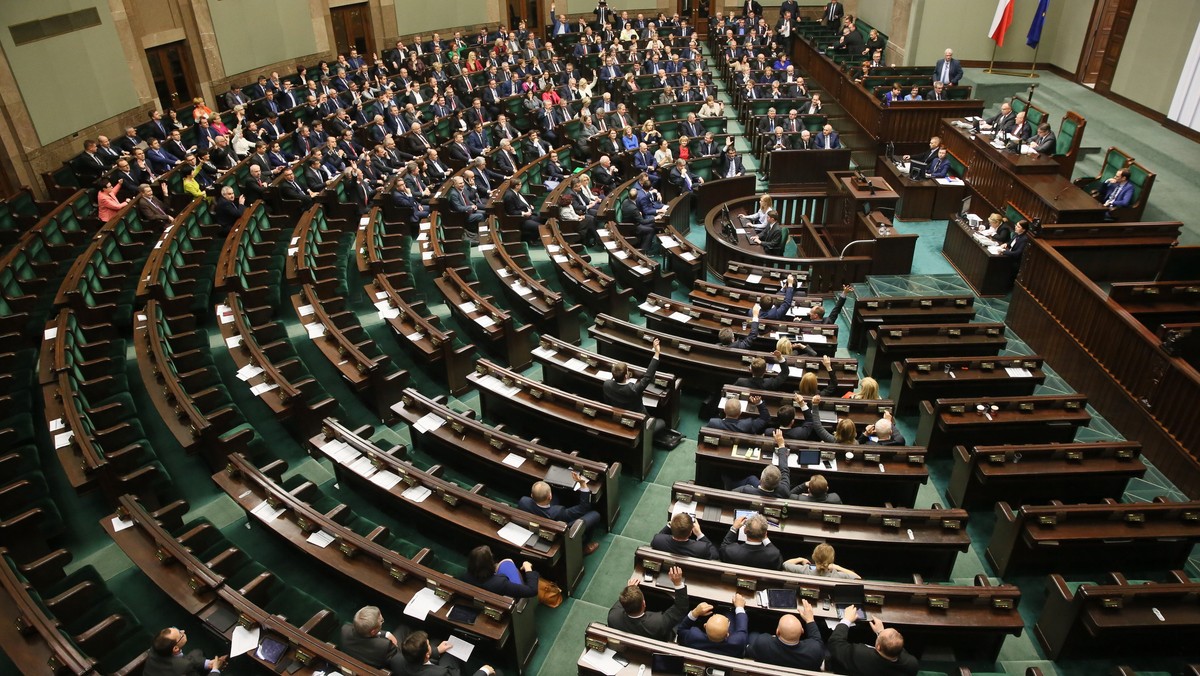 Gabriela Tomik nie odebrała powołania i nie jest wiceministrem Gospodarki Morskiej i Żeglugi Śródlądowej - poinformowała rzeczniczka rządu Elżbieta Witek. Do czasu wyjaśnienia sprawy dot. prokuratorskich zarzutów wobec niej Tomik nie będzie wiceszefem tego resortu - dodała Witek.