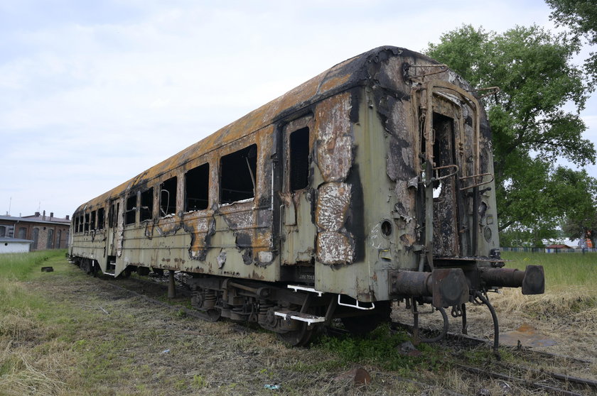 Wandale spalili zabytkowy wagon