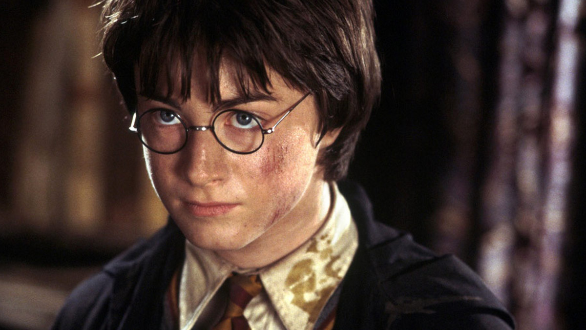 "Harry Potter i komnata tajemnic" ("Harry Potter and The Chamber of Secrets"). Reżyseria: Chris Columbus. W rolach głównych: Daniel Radcliffe, Richard Harris, Maggie Smith, Kenneth Branagh. USA 2002.