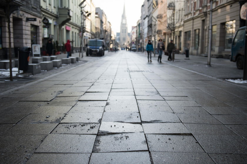 Katowice. Połamane płyty chodnikowe na ulicy Mariackiej 