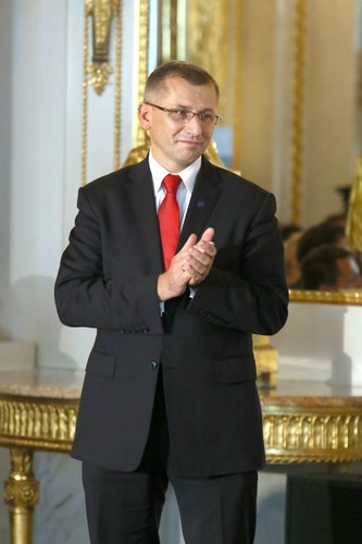 3. Krzysztof Kwiatkowski - studia ukończył na Uniwersytecie Warszawskim. W latach 2009–2011 pełnił funkcję ministra sprawiedliwości w pierwszym rządzie Donalda Tuska. W latach 2009–2010 także prokurator generalny. Od 2013 jest prezesem Najwyższej Izby Kontroli.
<br><br>
Człowiek nie do zastąpienia. Z mało znaczącej pozycji przewodniczącego sejmowej komisji wskoczył na fotel prezesa NIK. I od razu zaczął wprowadzać własne porządki
<br><br>
<a title=