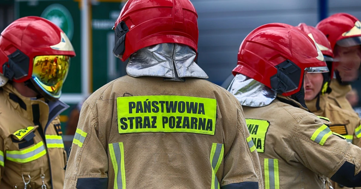Pożar na budowie w Warszawie. Gęsty dym nad miastem widoczny z wielu kilometrów