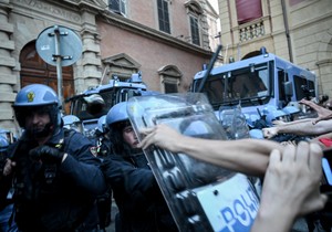 Neredi u Bolonji posle smrti muškarca tokom policijske intervencije