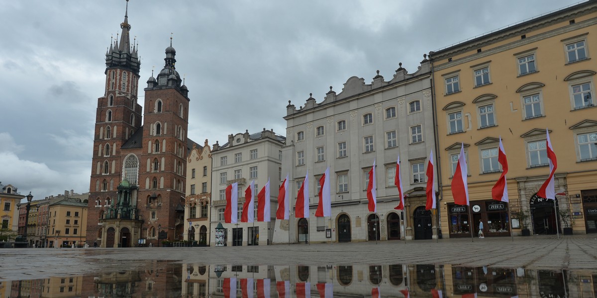 W Krakowie samorząd zaopatruje w niezbędne wyposażenie szpitale i ośrodki pomocy. Miasto przeprowadza dezynfekcję najbardziej zatłoczonych miejsc w przestrzeni publicznej, zapewnia dodatkowe patrole straży miejskiej. Na zapewnienie kwarantanny publicznej wydało dotąd około 2 mln zł i liczy, że zostaną one zrefinansowane przez wojewodę.