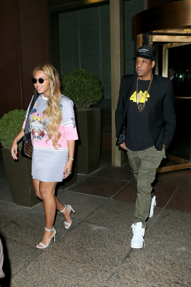 Beyonce w krótkiej spódniczce na spacerze z mężem