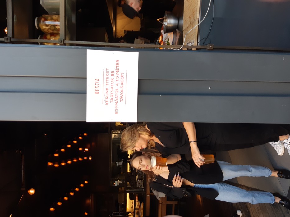 A Bestia nevű étteremnél ki is írták az ajtóra, hogy be kell tartani a másfél méteres távolságot