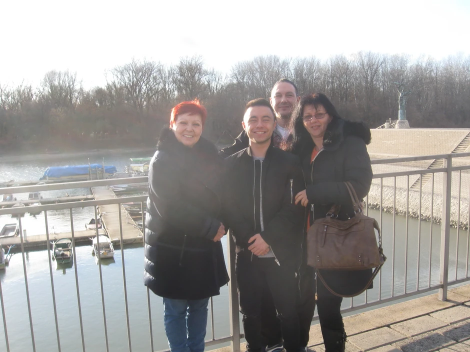 Dejan sa bakom, majkom i ocem